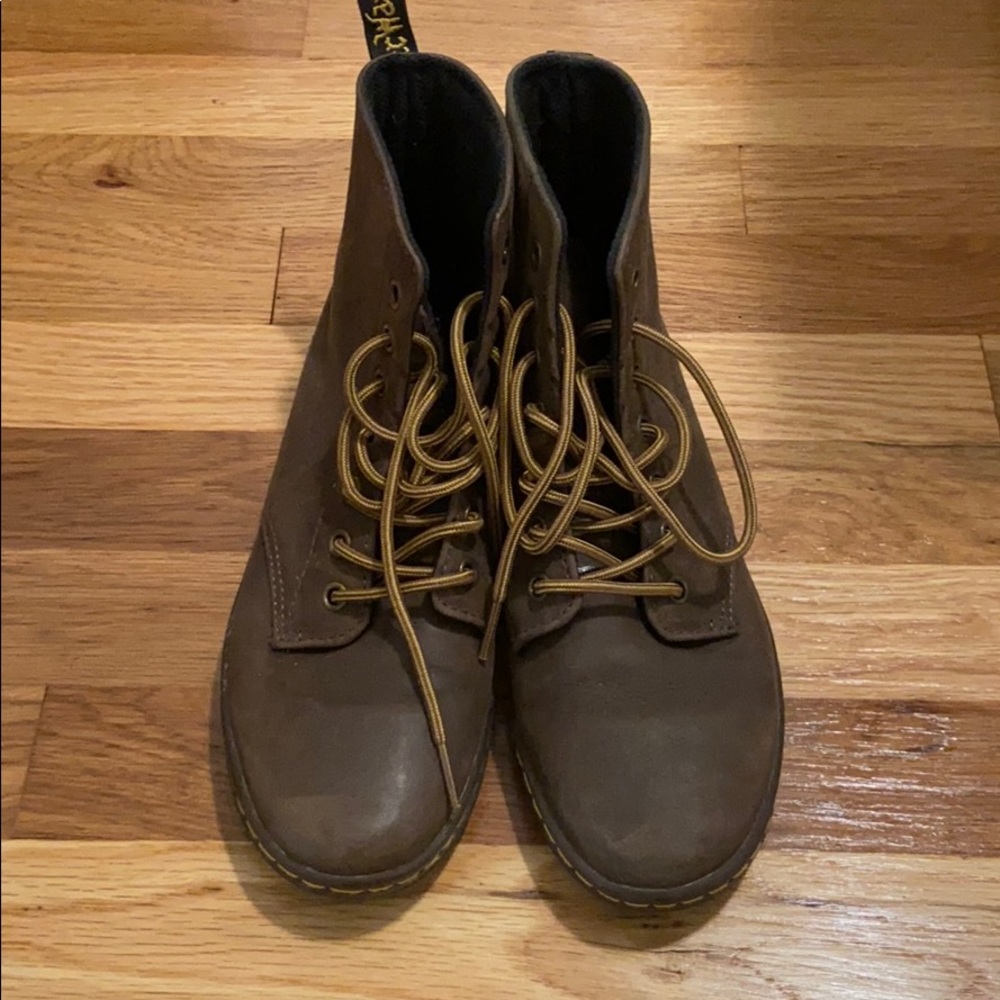 Dr Martens Leyton